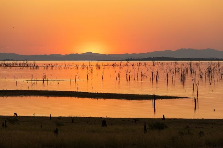 Un beau coucher de soleil sur le lac Kariba au Zimbabwe
