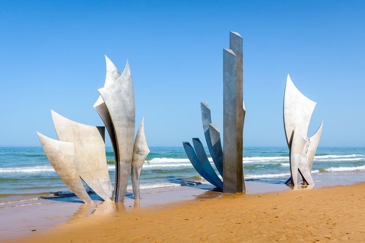 La sculpture monumentale "Les Braves" du banon d'Anilore a été érigée sur la plage d'Omaha en 2004