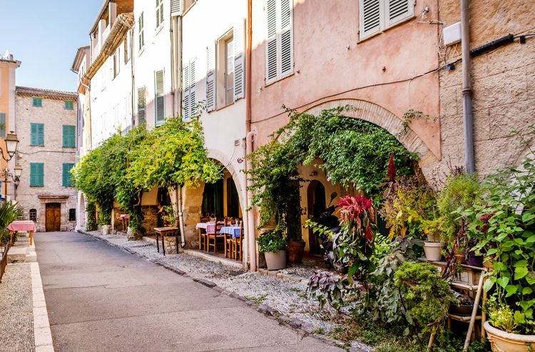 Restaurant sous les arcades, dans le Vieux Village