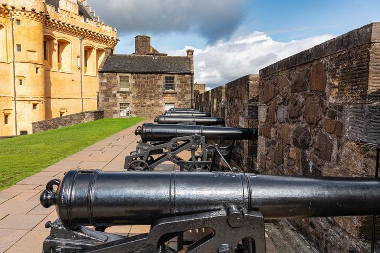 Les canons derrière les remparts