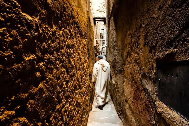 Passage très étroit dans la médina de Fès