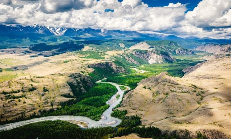 Vallée de la rivière Chuya avec les montagnes de l'Altaï et la steppe de Kurai. 