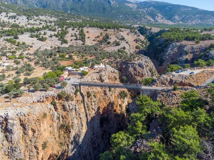 Le pont d'Aradena au-dessus de la gorge d'Aradena dans le sud de la Crète La Grèce est le pont le plus élevé pour le saut à l'élastique