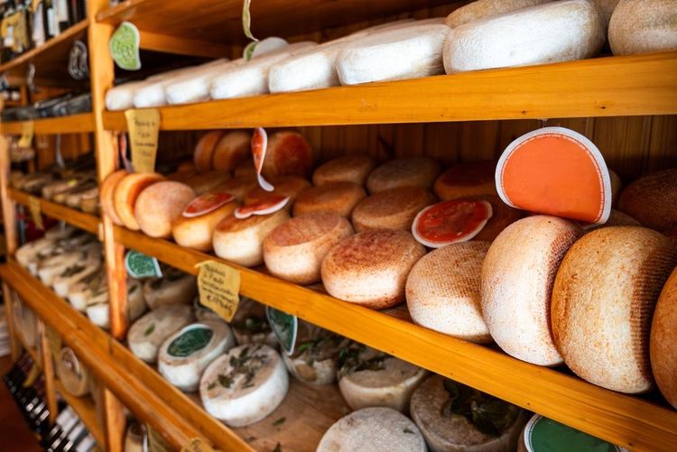 Fromages locaux sur un marché sarde