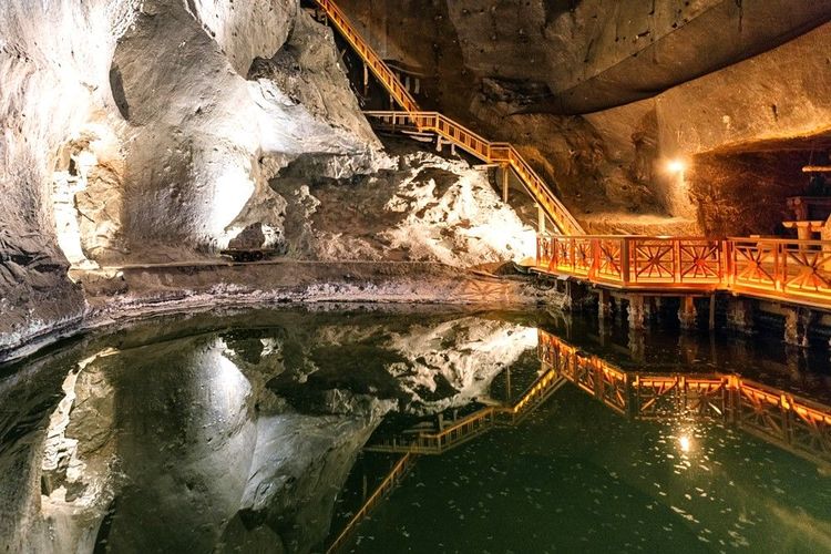 Le même lac souterrain vu sous un autre angle plus large