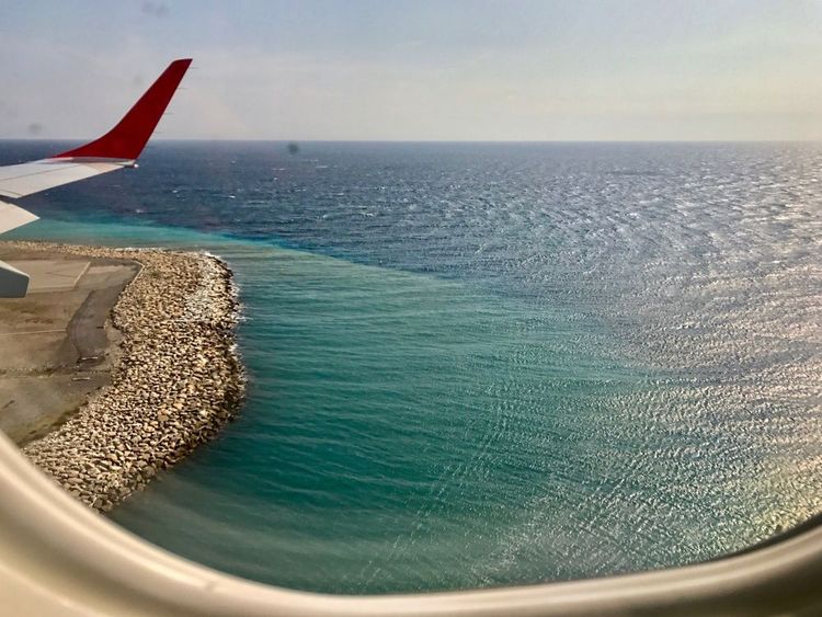 Atterrissage à l'aéroport de Nice en Méditerranée