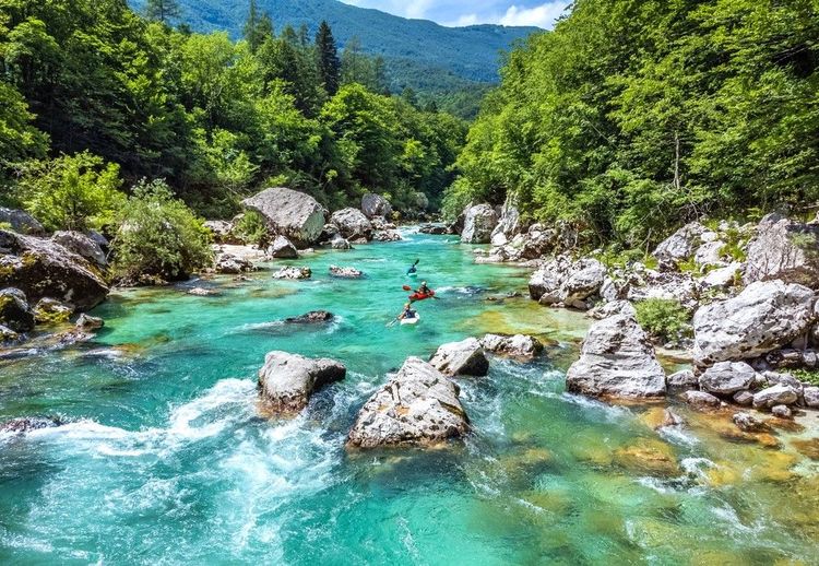 La rivière Soca se prête particulièrement au kayak