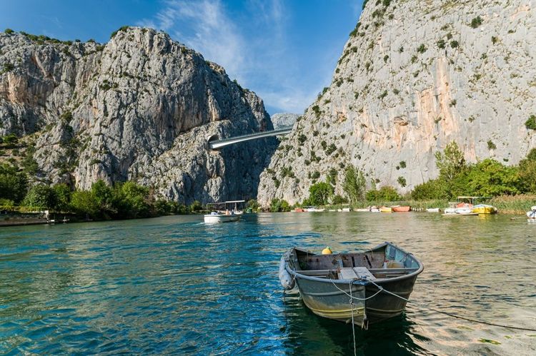 Le pont qui enjambe la rivière Cetina se trouve sur le mont Mosor