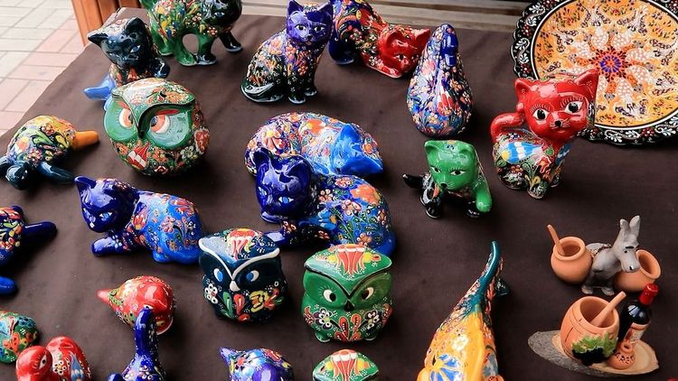 Objets en bois peint et laqué sur le marché