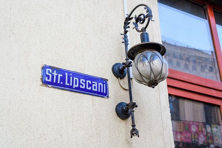 Le nom de la rue Lipscani qui donne son nom au quartier. Lanterne Art Nouveau.
