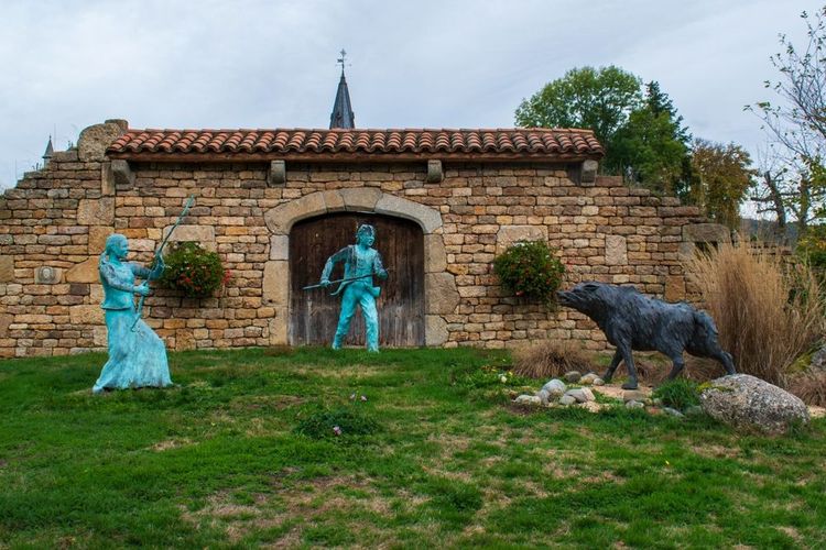 Statues représentant des villageois combattant la bête du Gévaudan à Malzieu-Ville