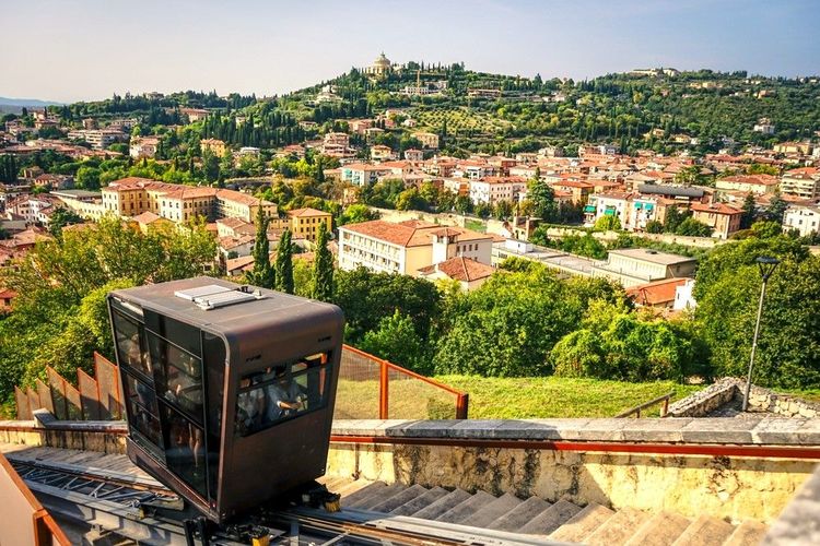 Vue depuis les hauteurs du château (funiculaire au 1er plan)