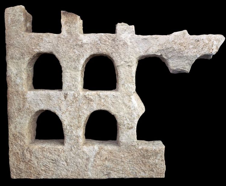 Vestige en marbre de la prison de Zadar exposé au musée