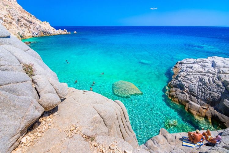 Belle vue sur la côte ensoleillée à une superbe baie de vacances paradisiaque avec plage de sable bleu cristallin, Seychelles, Ikaria île, Grèce.