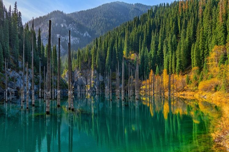 Lac de montagne "Kaindy" dans la région d'Almaty au Kazakhstan