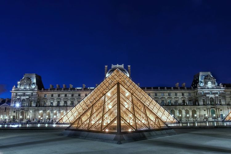 Le musée du Louvre à la nuit tombée.