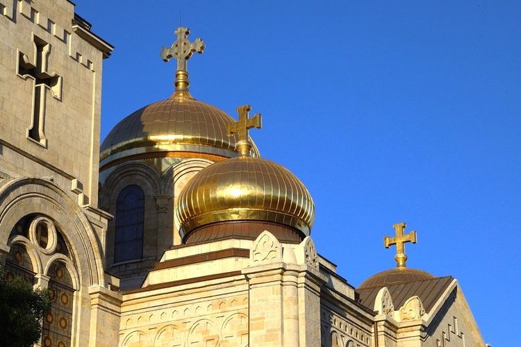 Les dômes dorés sont typiques de l'architecture des églises orthodoxes