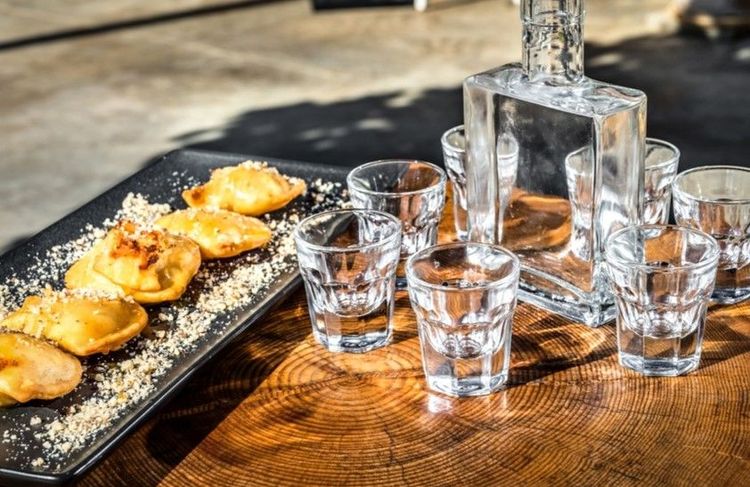 Tartelettes au fromage sucré de Mizithra et miel, servies avec du raki