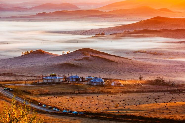 Paysage de Mongolie Intérieure avec un campement de yourtes