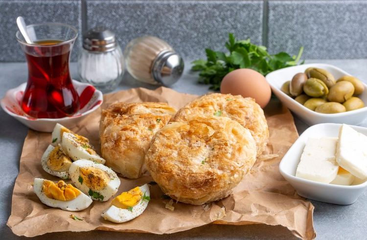 Boyoz assortis d'œur dur, de fromage et d'olives