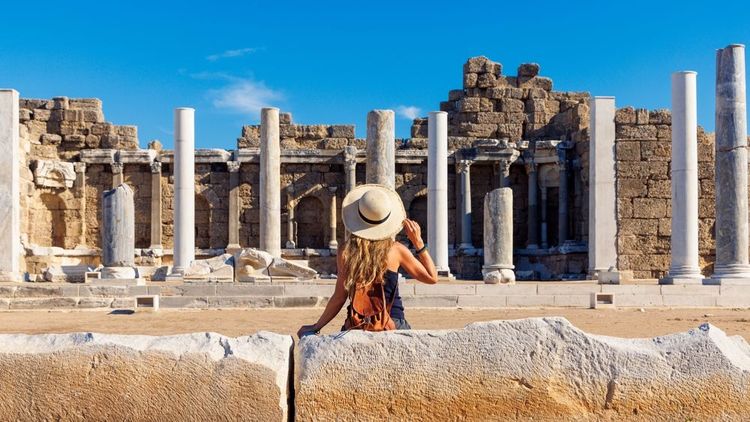 Touriste devant une colonnade à Sidé