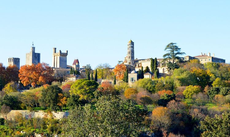 La Cathédrale Saint-Théodorit (à dr.) et la tour Fenestrelle. Le château Ducal, dit "le Duché" (à g.)