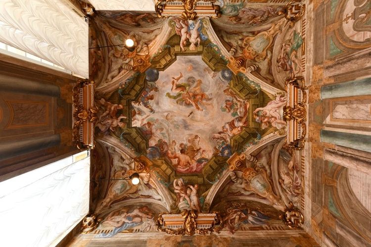 Le somptueux plafond du Palazzo Rosso.
