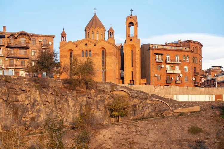 La cathédrale Saint-Sarkis, sur les rives de la Hrazdan