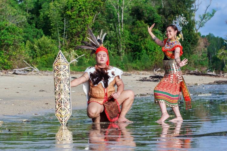 Des Dayaks dansant sur la plage à Bornéo
