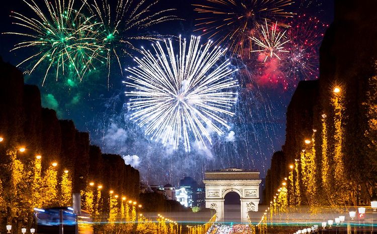 Feu d'artifice du Nouvel An sur les Champs-Elysées