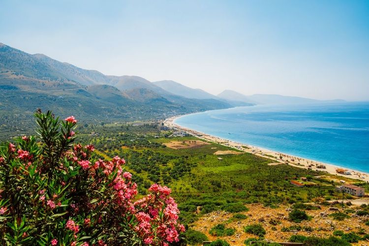 Plage sur la côte de la mer Ionienne en Albanie