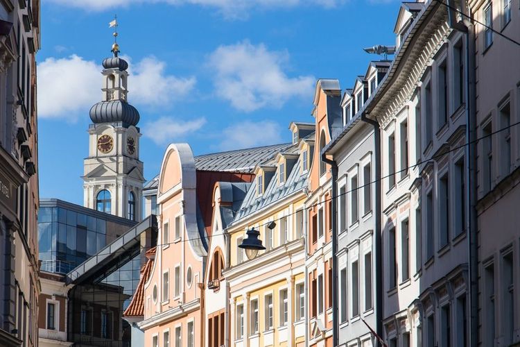 Les façade colorées de la rue Tirgonu
