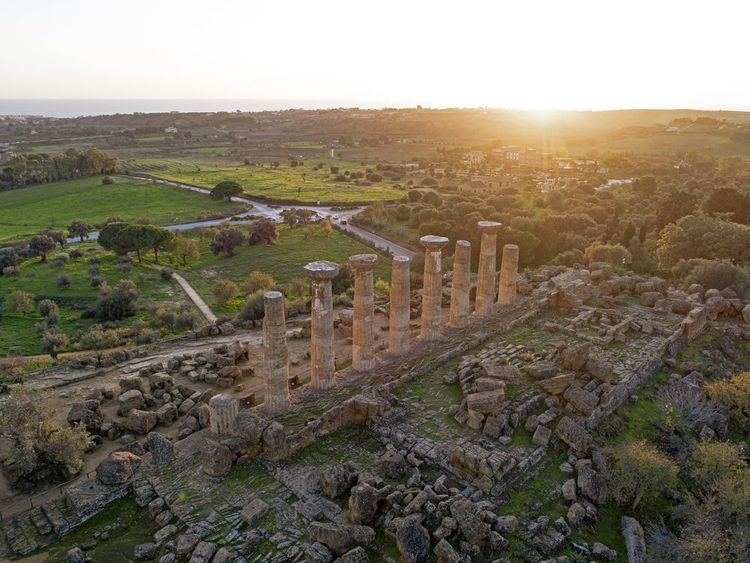 Célèbre huit colonnes du Temple d'Heracles ou Hercule, connu sous le nom de Tempio di Eracle en italien. Vallée des Temples, Agrigente, Sicile, Italie.