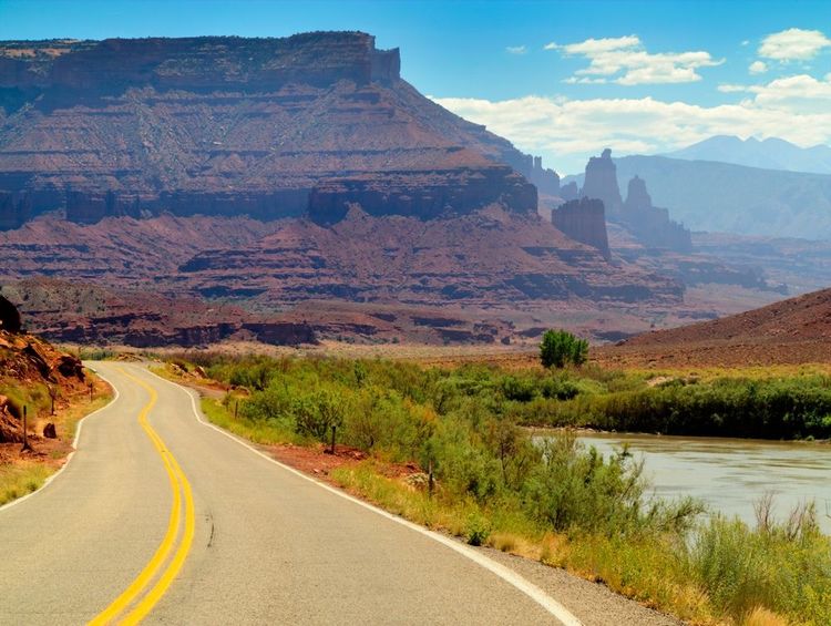 La route longe le fleuve Colorado, Utah, États-Unis