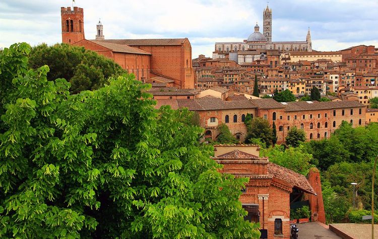 La vue depuis les remparts et le Duomo, au fond