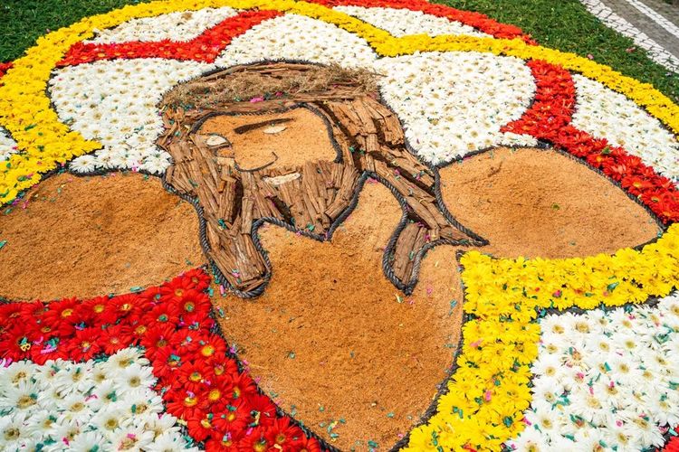 Parterre floral repérsentant le Christ dans une rue de São Miguel