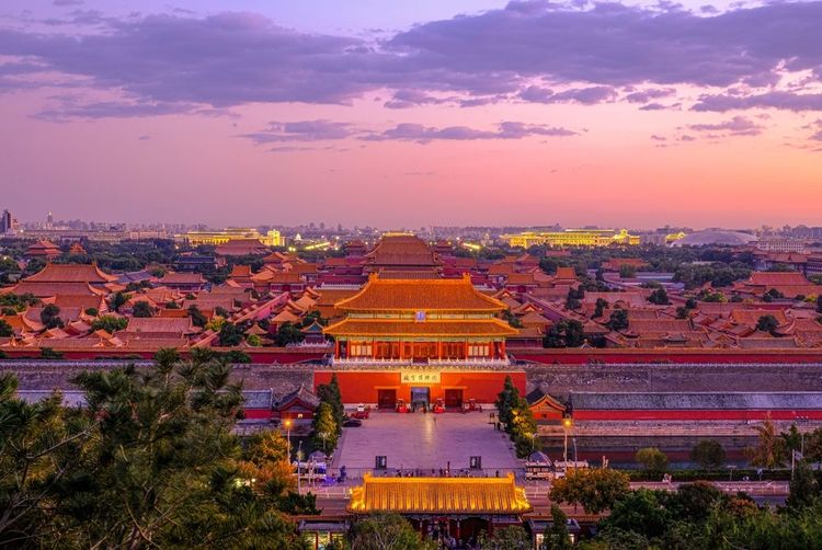 Vue panoramique sur la Cité interdite depuis le parc de Jingshan au coucher du soleil.