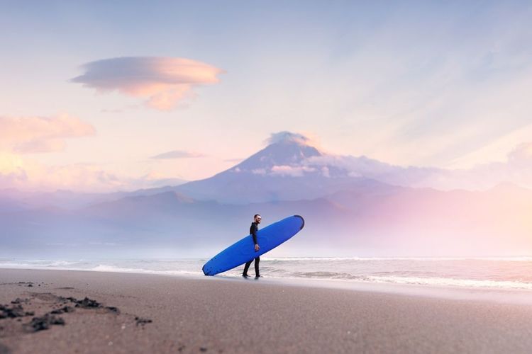Surfeur dans la péninsule du Kamtchatka