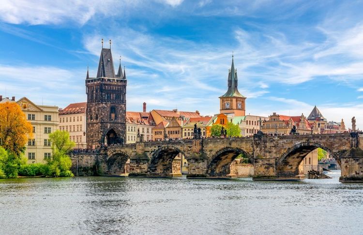 Le pont Charles au-dessus de la rivière Vltava