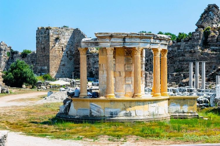 Temple de la Fortune (Tyche Tapinagi) dans l'Agora antique de Sidé