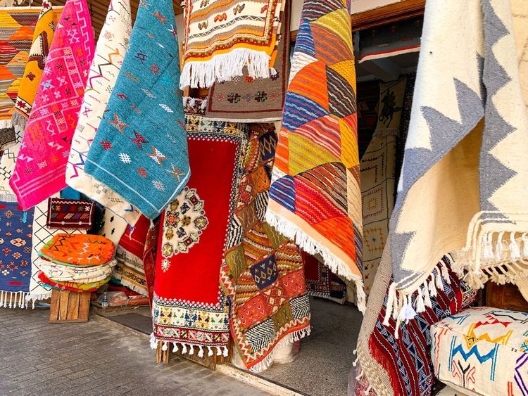 L'art du tapis dans une boutique de la kasbah
