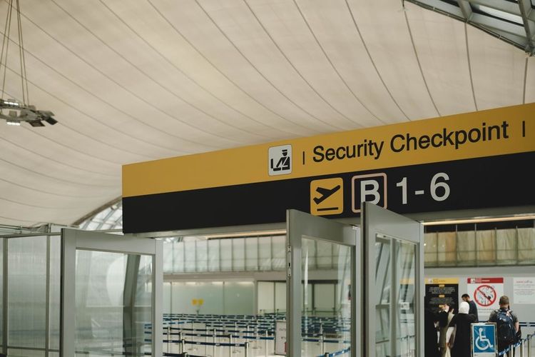 Security checkpoint dans un aéroport.