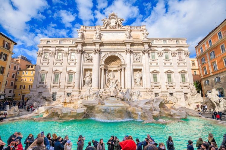 Les touristes devant la fontaine de Trevi.