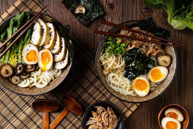 Belles assiettes de ramens traditionnels dans un restaurant japonais