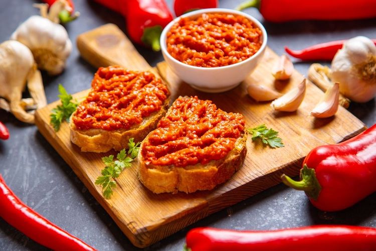 Préparation de l'Ajvar, une purée réalisée avec des poivrons qui servira de condiment