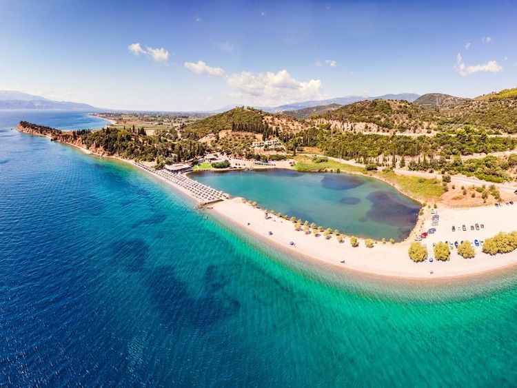 La plage Parathalasso près de Monastiraki dans le golfe de Corinthe