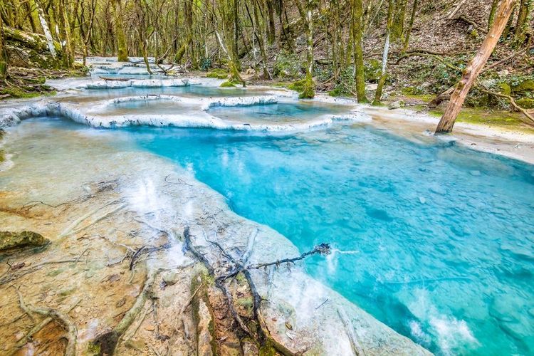 Eaux bleues vierges du fleuve Huveaune dans le sud de la France près de Marseille au printemps