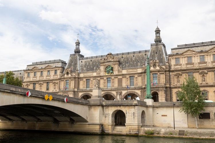 Le Louvre vu de la Seine