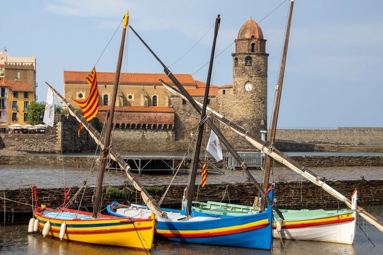 Des navires traditionnels catalans et la cathédrale Saint-Vincent à Collioure.