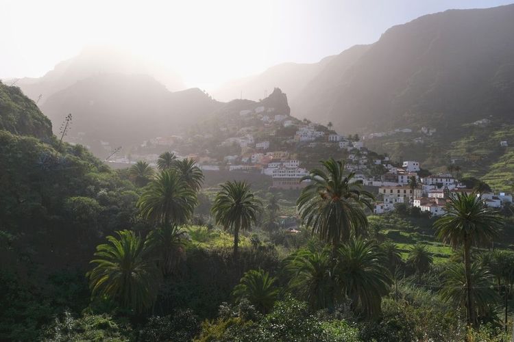  panorama de la ville d'Hermigua dans les montagnes le jour de la nuit sur La Gomera, Canaries, Espagne